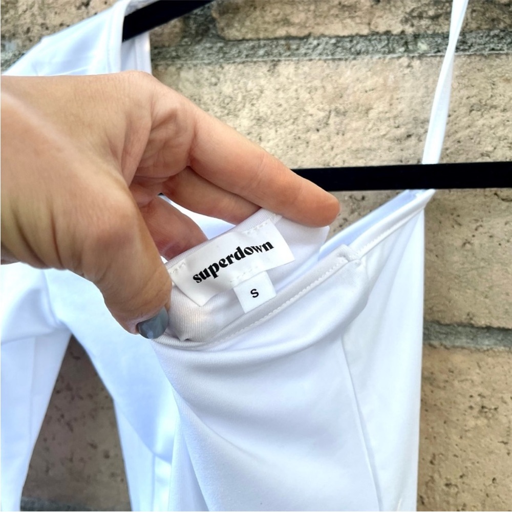 Superdown Revolve One Sleeve Long Sleeve White Bodysuit Size Small - Picture 5 of 6